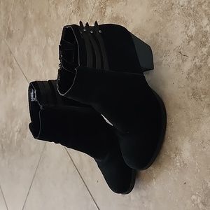 White Mountain black ankle booties